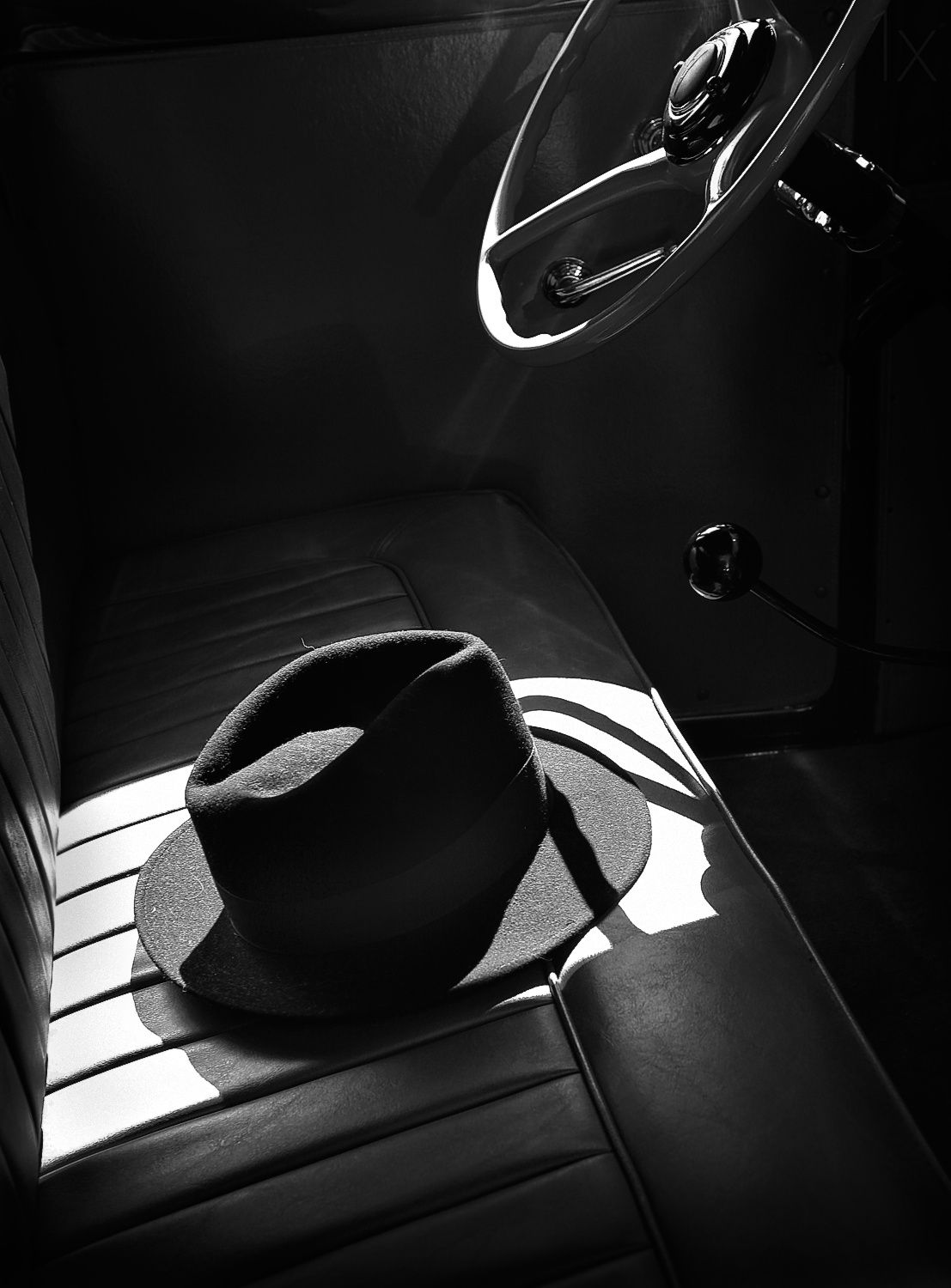 Póster - Sombrero Vintage en Asiento de Coche
